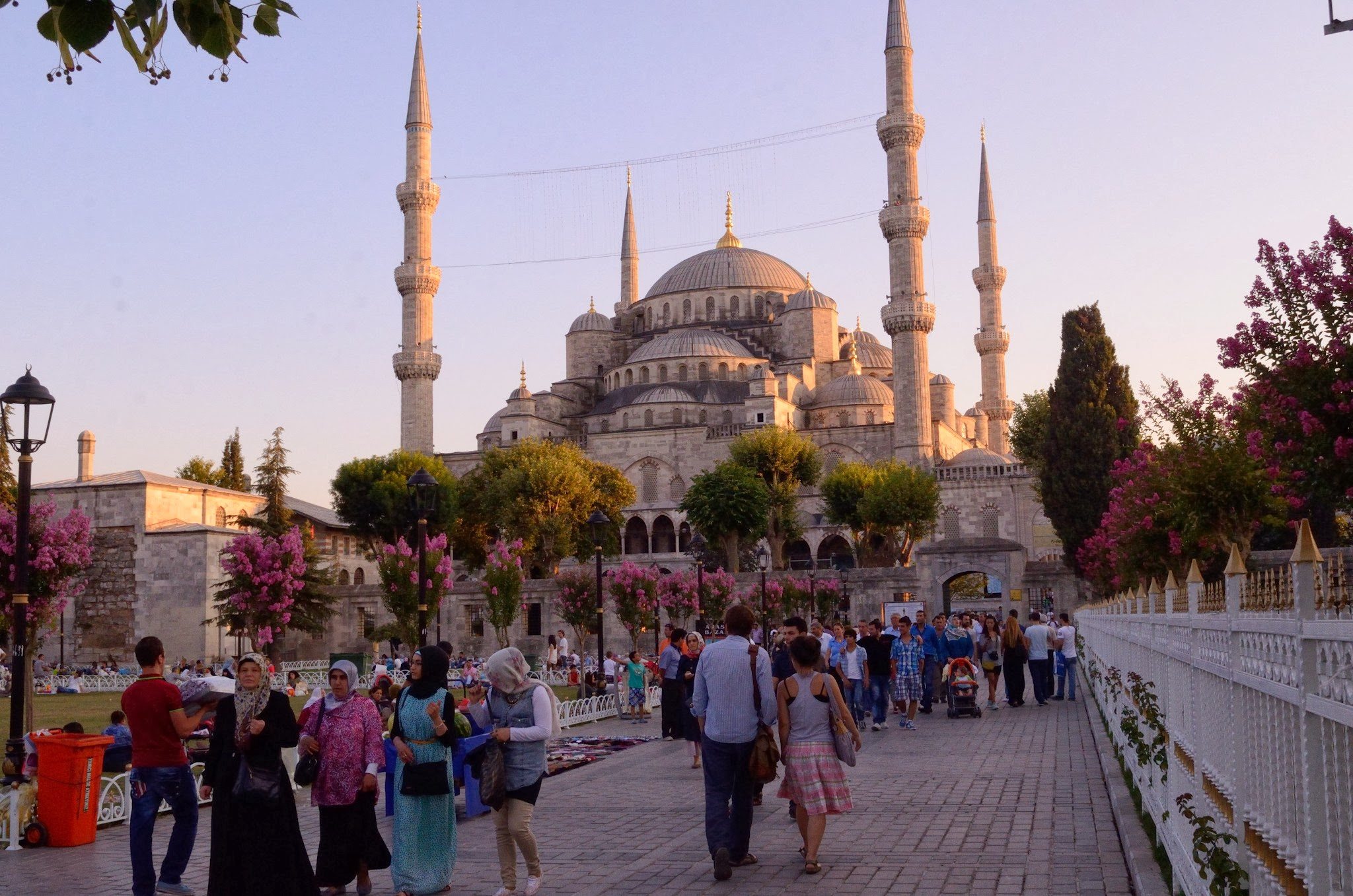 Люди живущие в стамбуле. Голубая мечеть 6 минаретов. Стамбул Турция. Стамбул Турция жители. Турция Стамбул Восток.