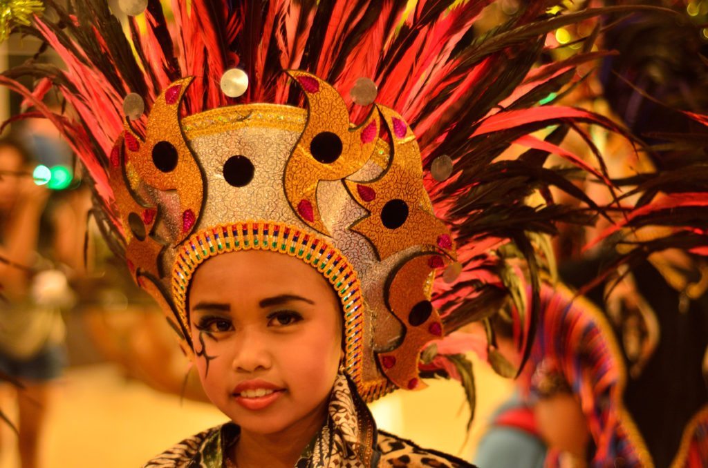 The kids performing the dance, traditional dance in Indonesia, Indonesian dance