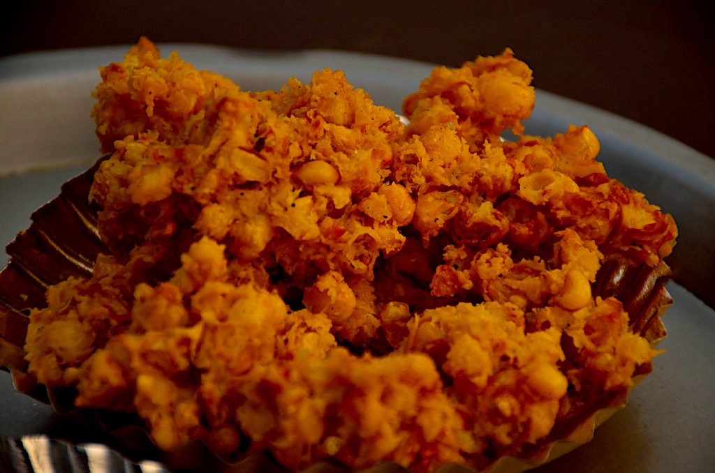 places to eat in Lonavala, Lonavala chikki, pakoda