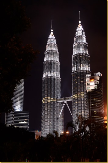 Twin Tower Kuala Lumpur Malaysia photo, Twin Tower Kuala Lumpur Malaysia lit up