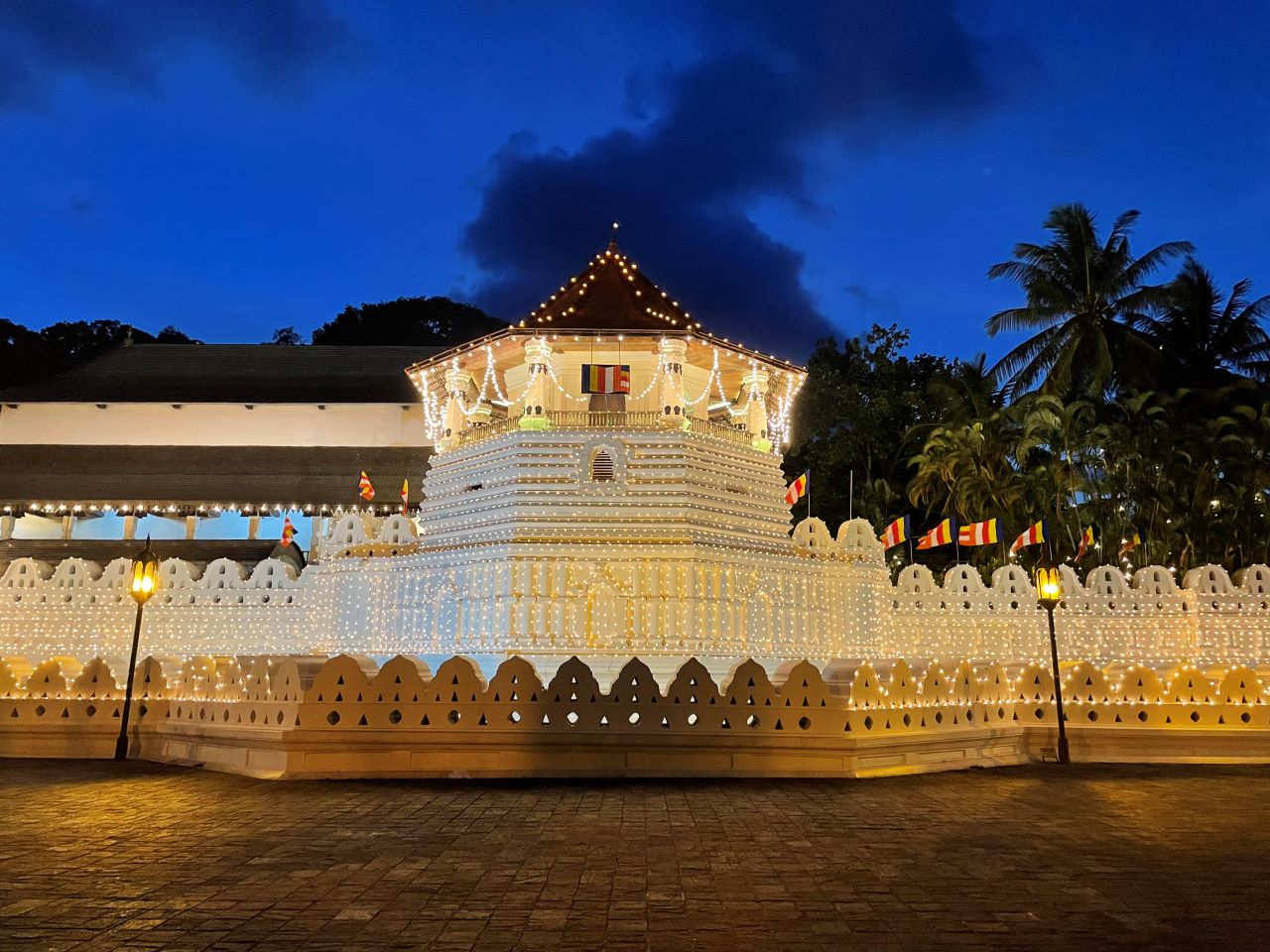 SHRI DALADA MALIGAWA TEMPLE OF THE TOOTH RELIC IN KANDY SHRI DALADA MALIGAWA TEMPLE OF THE TOOTH RELIC IN KANDY